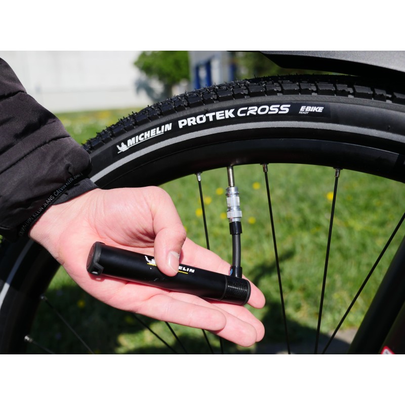 Mini Pompe à Vélo MICHELIN Micro+ Aluminium - Compatible Presta/Schrader - 53 G, 12.7 Cm - Pression Max 8 Bars (120 PSI)