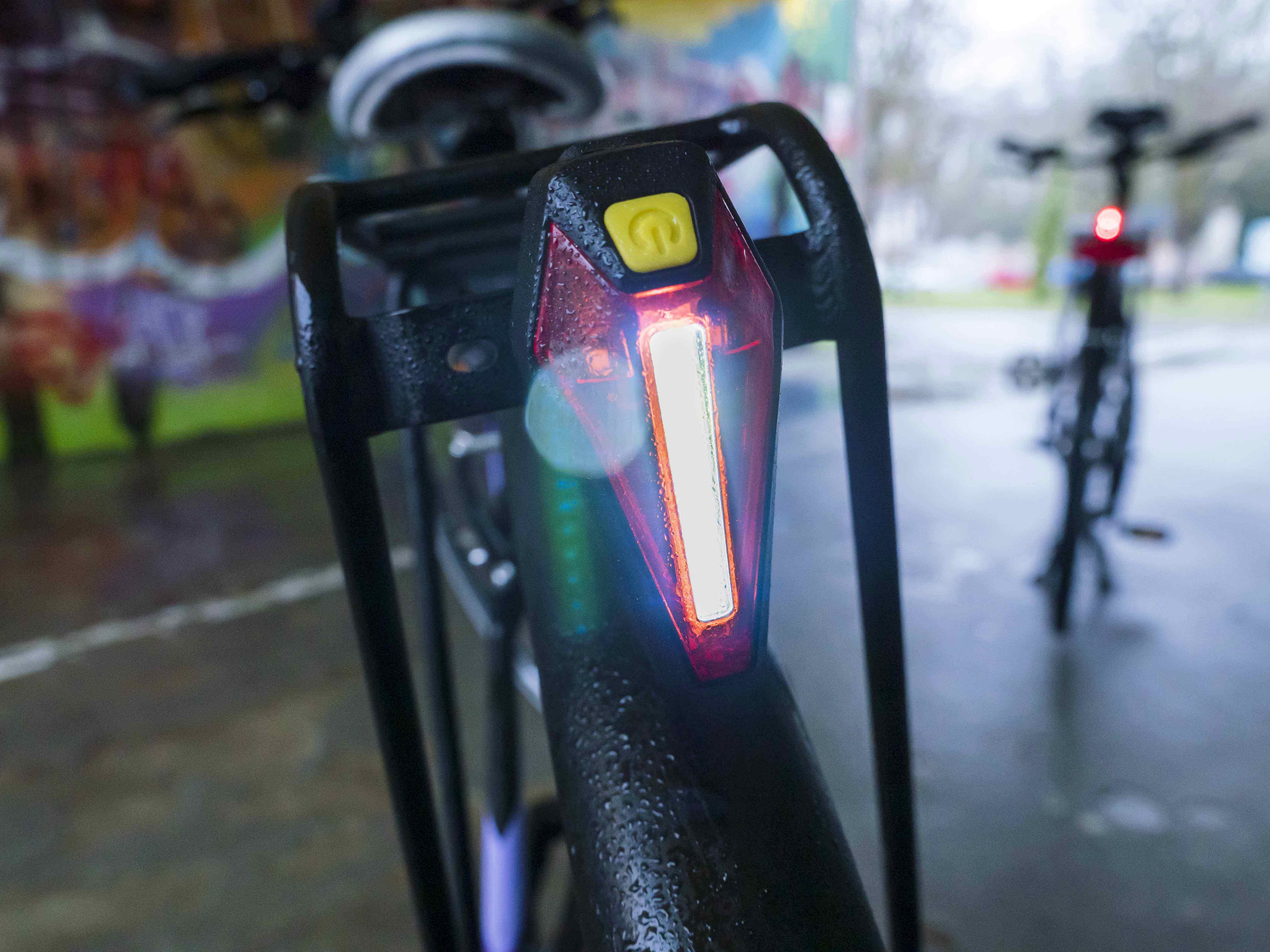 ECLAIRAGE VELO A PILE KIT SUR CINTRE-TIGE DE SELLE AXA NITELINE 44 AVEC 4 LEDS NOIR, AVEC PILES Cr2032 Autonomie 40 Heures V